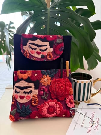 Frida Kahlo desenli Kitap Kılıfı Şık ve Kitap Koruyucu Kılıf Cepli Çok Amaçlı Hediye 19x25 cm