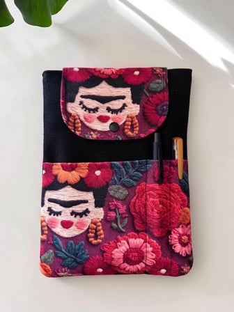 Frida Kahlo desenli Kitap Kılıfı Şık ve Kitap Koruyucu Kılıf Cepli Çok Amaçlı Hediye 19x25 cm