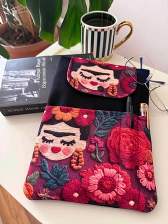 Frida Kahlo desenli Kitap Kılıfı Şık ve Kitap Koruyucu Kılıf Cepli Çok Amaçlı Hediye 19x25 cm