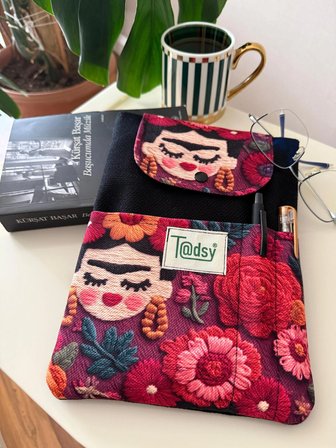 Frida Kahlo desenli Kitap Kılıfı Şık ve Kitap Koruyucu Kılıf Cepli Çok Amaçlı Hediye 19x25 cm