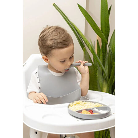 Gri 3’Lü Silikon Yemek Seti – Önlük + Diş Kaşıyıcılı Kaşık + Vakumlu Tabak