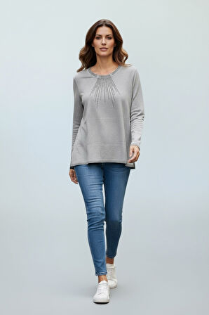 KADIN YAKA VE KOL AĞZI TAŞLI ETEK DESENLİ BLUZ