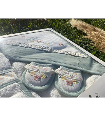 GAYE KIZ BEBEK ÇİÇEK NAKIŞLI BORNOZ HAVLU SETİ 4 PARÇA