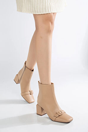 Kadın Küt Burunlu Bej Renkli Kemer Detaylı Bot