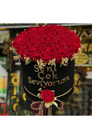 Silindir Kutuda Kadife Güllerle Süslenmiş Buket