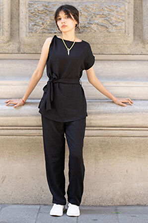  Kadın Kuşaklı Tek Omuz Bluz ve Pantolon Takımı – Siyah