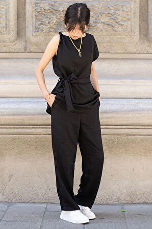  Kadın Kuşaklı Tek Omuz Bluz ve Pantolon Takımı – Siyah