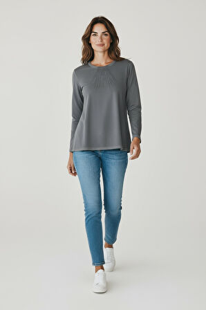 KADIN YAKA VE KOL AĞZI TAŞLI ETEK DESENLİ BLUZ