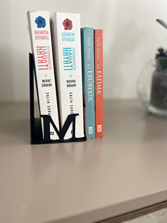 Metal Harfli Kitap Tutucu – Kişiye Özel Alfabe Serisi Kitap Desteği | Modern Dekoratif Tasarım