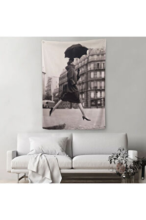 Carmen Sokakta Bir Su Birikintisinin Üzerinden Şemsiyeyle Atlıyor Duvar Örtüsü - Halısı-5286