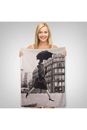 Carmen Sokakta Bir Su Birikintisinin Üzerinden Şemsiyeyle Atlıyor Duvar Örtüsü - Halısı-5286