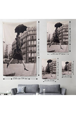 Carmen Sokakta Bir Su Birikintisinin Üzerinden Şemsiyeyle Atlıyor Duvar Örtüsü - Halısı-5286