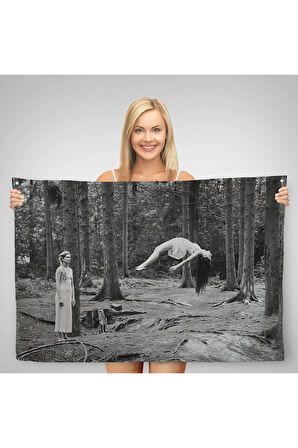 Yerden Yükselen Büyücü Kadın Duvar Örtüsü-Halısı-6575