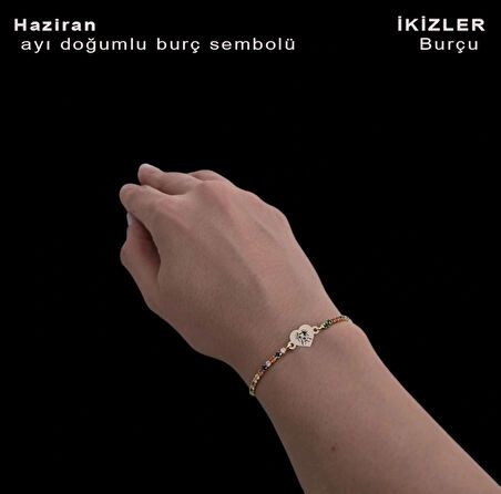 Yazın enerjisini taşıyan, Kalp Figürlü ve Renkli Taş Desenli 14 Ayar Altın Plakalı Haziran Bilekliği