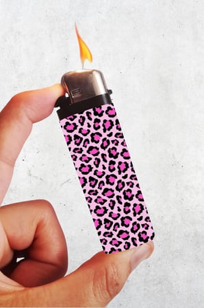 Leopar Kahverengi & Pembe Baskılı 2'li Klasik Çakmak, Tekrar Doldurulabilir
