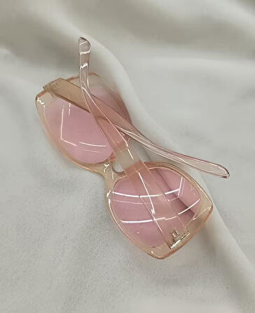 Kadın Güneş Gözlüğü Kutusunda  