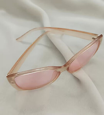 Kadın Güneş Gözlüğü Kutusunda  