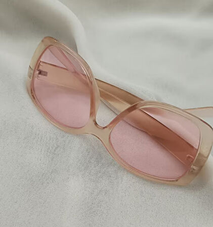 Kadın Güneş Gözlüğü Kutusunda  