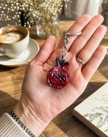 Nar Anahtarlık Çanta Süsü – El Yapımı Kırmızı Nar Figürlü Fermuar Aksesuarı Omuz Çantası Charm