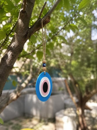 Plastik Nazar Boncuğu Duvar Süsü – Dekoratif Kapı Süsü – Ahşap Boncuklu Asılabilir Nazar Boncuğu – Ev, Ofis ve Araç Dekoru