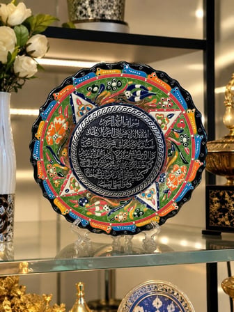 Ayetel Kürsi Desenli El Yapımı Çini Dekoratif Tabak 25,5 cm – Duvar ve Masa Üstü İslami Ev Dekoru