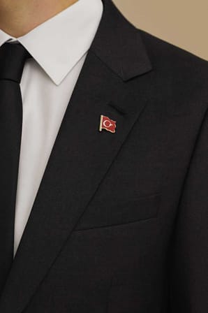 Ay Yıldız Türk Bayrağı Yaka Rozeti Gold 2x2 cm | Parlak Dalgalı Bayrak Rozet – Metal Şık Tasarım