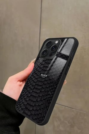 Apple iPhone 13 Pro Max Uyumlu Siyah Yılan Derisi Tasarımlı Parlak Silikon Kılıf