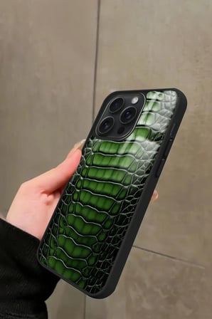 Apple iPhone 15 Pro Uyumlu Yeşil Yılan Derisi Tasarımlı Parlak Silikon Kılıf