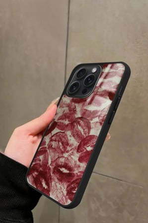 Apple iPhone 16 Pro Uyumlu Dudak Tasarımlı Parlak Silikon Kılıf