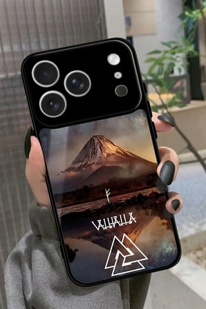 Apple iPhone 17 Pro Uyumlu Valhalla Tasarımlı Parlak Silikon Kılıf
