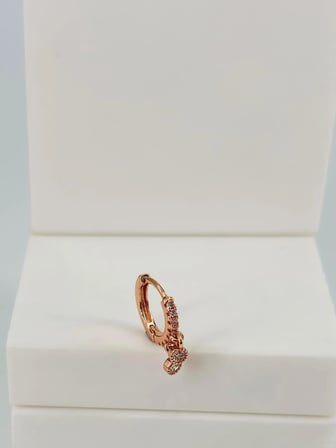 Rose Zirkon Taşlı Uç Kısmı : Pirinç Kıkırdak Bar Uzunluğu : 6 Mm / Bar Kalınlığı 0.8 Mm / Top Boyu 3