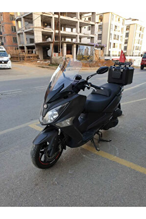 Sym Joymax250 İ Siperlik Ön Cam 2015 2017 Model 65cm Şeffaf Renkli 4mm APARAT GÖNDERİLMEYECEK