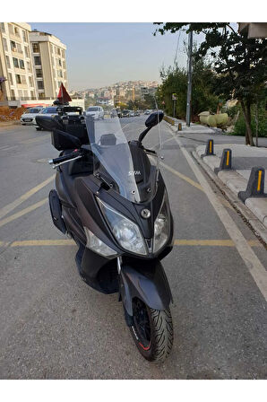 Sym Joymax250 İ Siperlik Ön Cam 2013 2017 Model 65cm Şeffaf Renkli 4mm ORTA BOYLU CAM