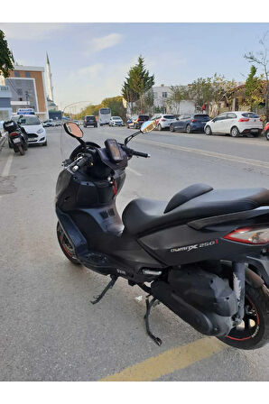 Sym Joymax250 İ Siperlik Ön Cam 2013 2017 Model 65cm Şeffaf Renkli 4mm ORTA BOYLU CAM