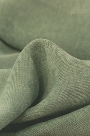 Kadife Dokulu 130x130 Premium Yeşil Renk Düz Polyester Dertsiz Masa Örtüsü