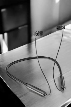 Dijital Göstergeli Kulak İçi Kablosuz Bluetooth Kulaklık Boyun Bantlı