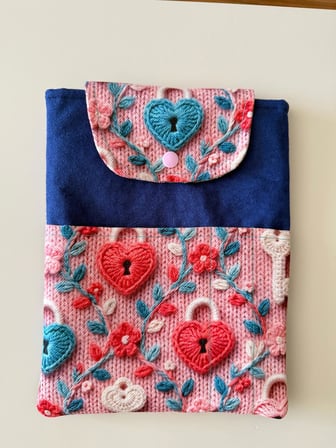 Kalbin Anahtarı Koyu desenli Kitap Kılıfı Şık ve Koruyucu Cepli Kitap Kılıfı Çok Amaçlı Çanta 19x25 cm