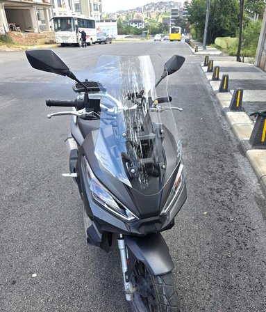 MOTOCAM Kanuni Seha 250 Ön Cam 2022-2026 Model 55cm Şeffaf Renkli 4mm KISA