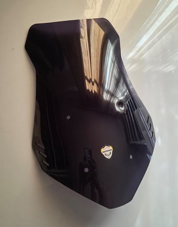MOTOCAM Kanuni Seha 250 Ön Cam 2022-2026 Model 55cm Siyah Renkli 4mm KISA