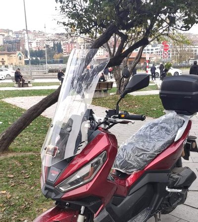 MOTOCAM Kanuni Seha 250 Ön Cam 2022-2026 Model 75cm Şeffaf Renkli 4mm UZUN