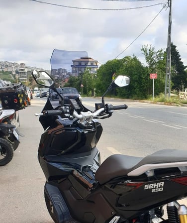 MOTOCAM Kanuni Seha 250 Ön Cam 2022-2026 Model 78cm Füme Renkli 4mm UZUN