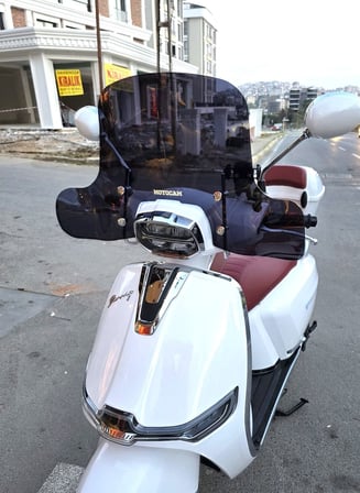 MOTOCAM Küba Bannry Ön Cam 2024-2026 Model 39cm Siyah Renkli 4mm Elcikli APARATSIZ