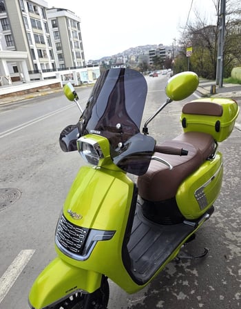 MOTOCAM Küba Ravida 125 Ön Cam 2024-2026 Model 37cm Siyah Renkli 4mm Elcikli APARATSIZ