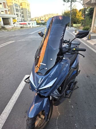 MOTOCAM Küba Newcity 50 Ön Cam 2023-2026 Model 75cm Siyah Renkli 4mm UZUN