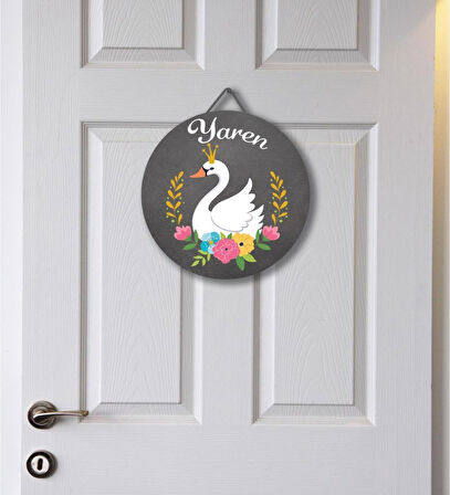 Meşgalem Gri Zeminde Çiçeklerle Süslenmiş Kuğu Temalı Kişiye Özel Kapı Süsü