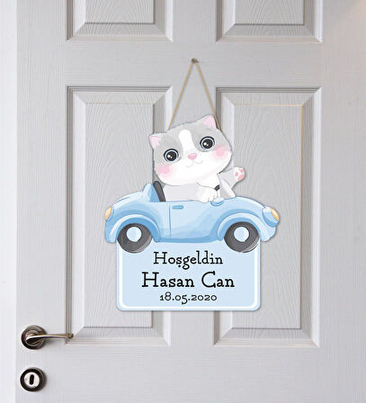 Meşgalem Arabadaki Koca Kafalı Kedicik Temalı Kişiye Özel Kapı Süsü