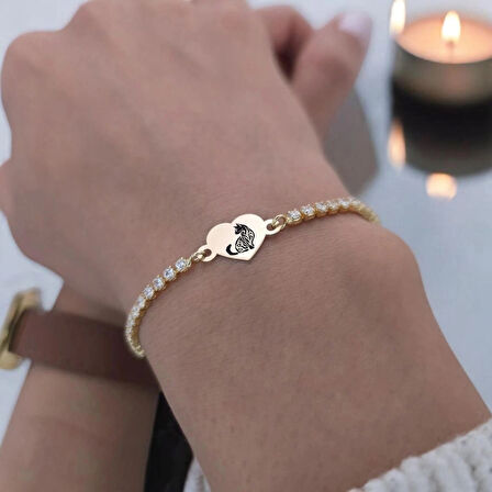 Bağımsız Ruh Kalp Motifli ve Parlak Beyaz Taşlı 14 Ayar Altın Plakalı Kedi Bilekliği