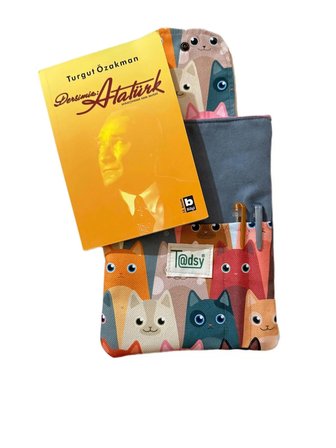 Kedi Desenli Kitap Kılıfı Şık ve Kitap Koruyucu Kılıf Cepli Çok Amaçlı Hediye 19x25 cm