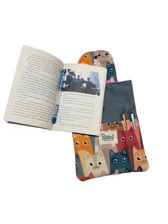 Kedi Desenli Kitap Kılıfı Şık ve Kitap Koruyucu Kılıf Cepli Çok Amaçlı Hediye 19x25 cm