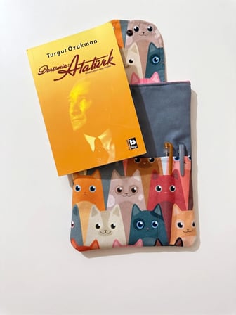 Tadsy Kedi Desenli Kitap Kılıfı Gri Cepli Çıtçıtlı Koruyucu Kumaş Kılıf 19x25 cm